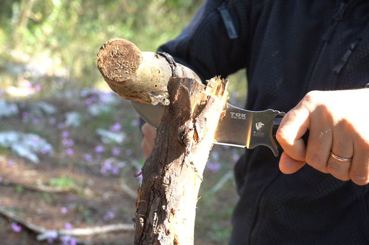 coltello outdoor tok, perfetto per fare batoning e bushcraft